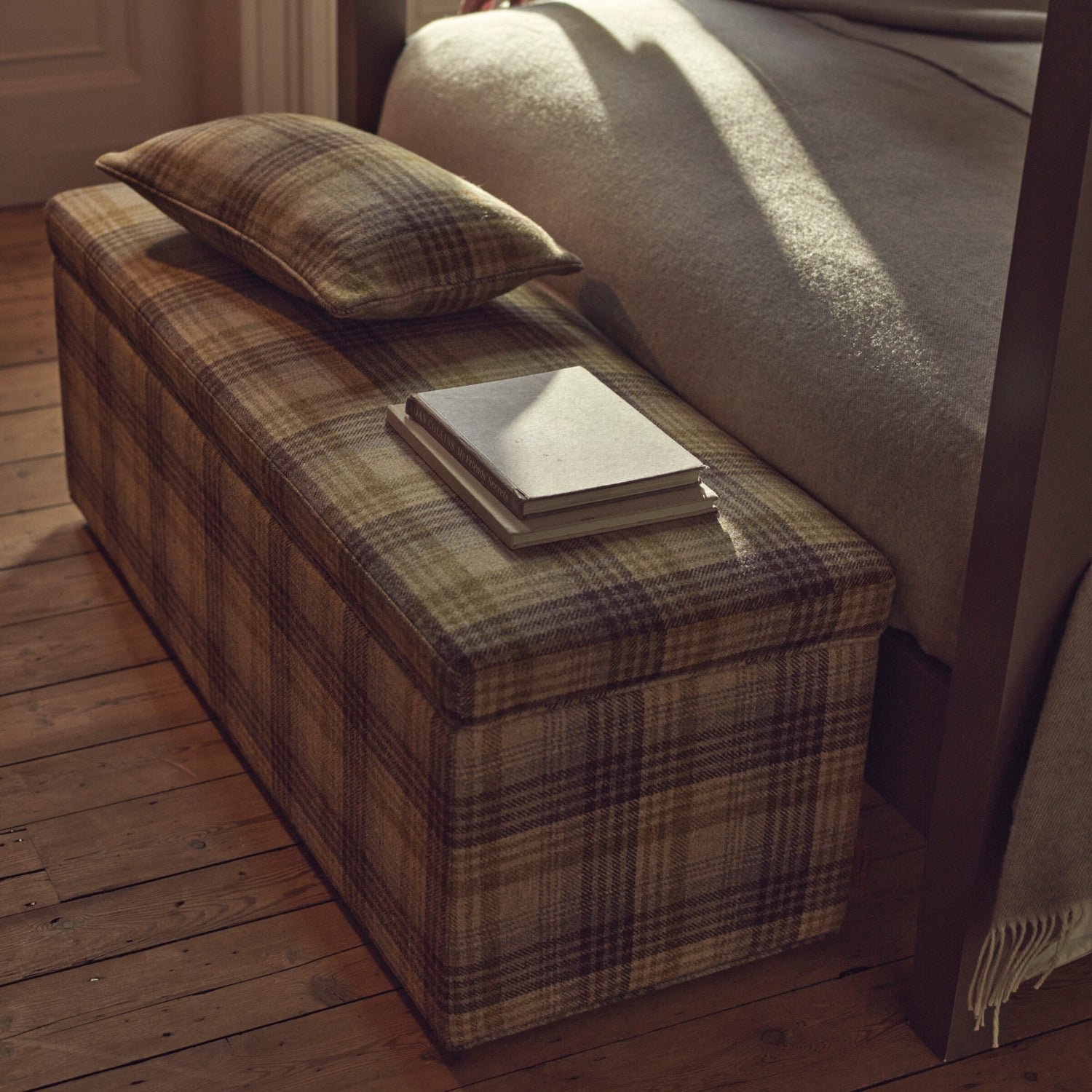 Eloise Ottoman, Harris Tweed Feige