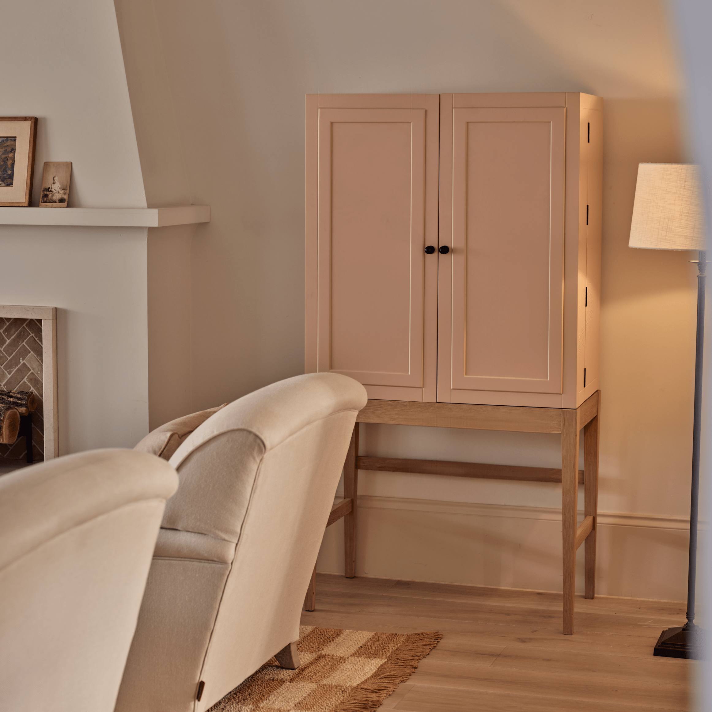 Neptune Storage 0 paint service / Default Ardingly Cabinet with Marble Base & Mirrored Back