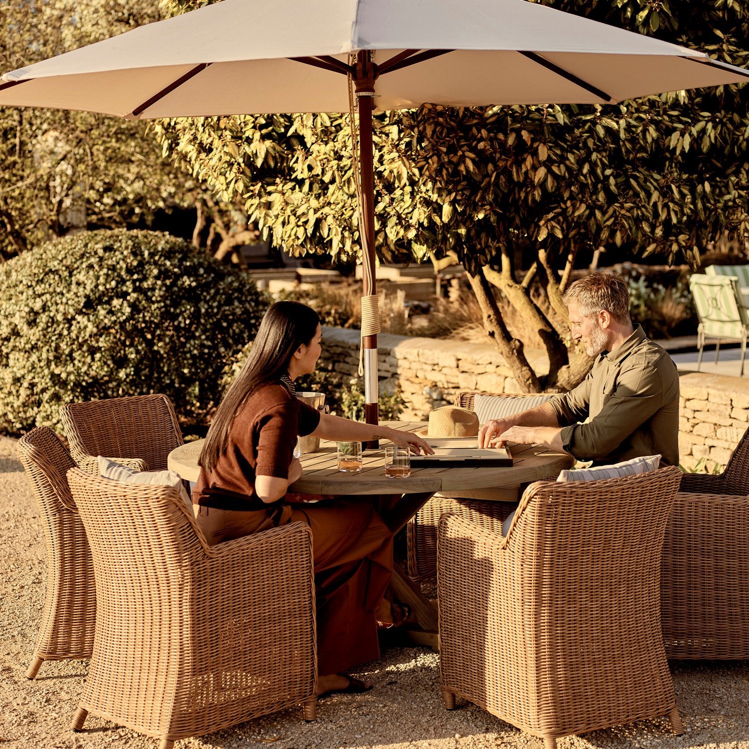 Neptune Garden Sets Harmondsworth Round 6 Seater Set with Stanway Honey Carver Chairs