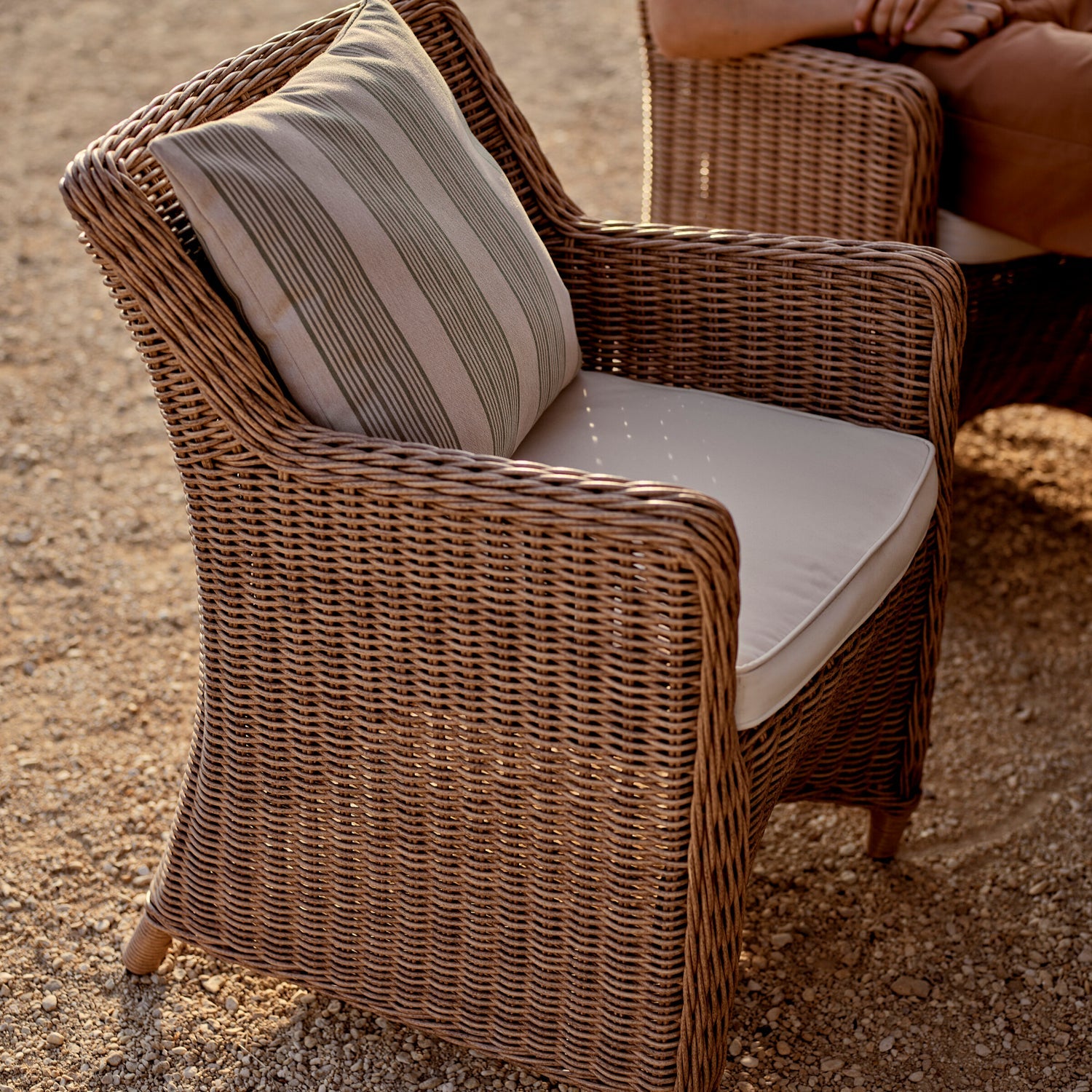 Neptune Garden Sets Harmondsworth Round 6 Seater Set with Stanway Honey Carver Chairs