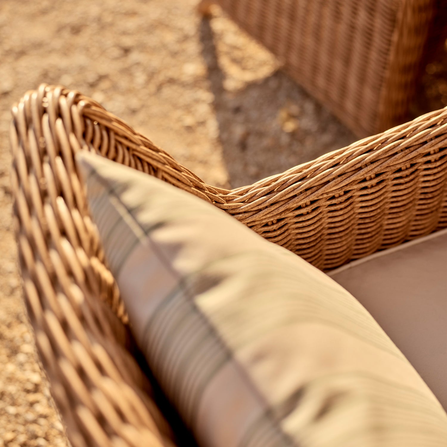 Neptune Garden Sets Harmondsworth Round 6 Seater Set with Stanway Honey Carver Chairs