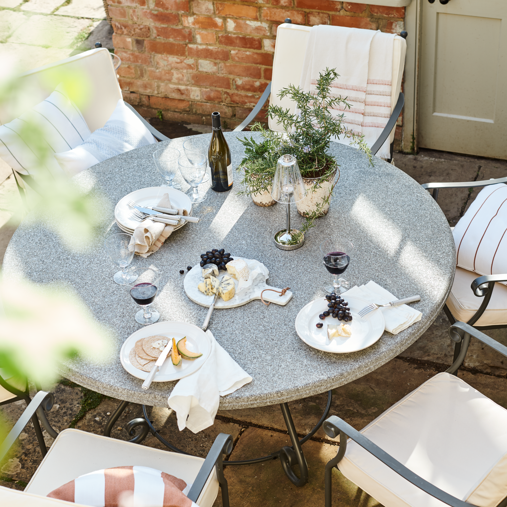 Neptune Garden Sets Default Cheltenham Round Table & Chairs