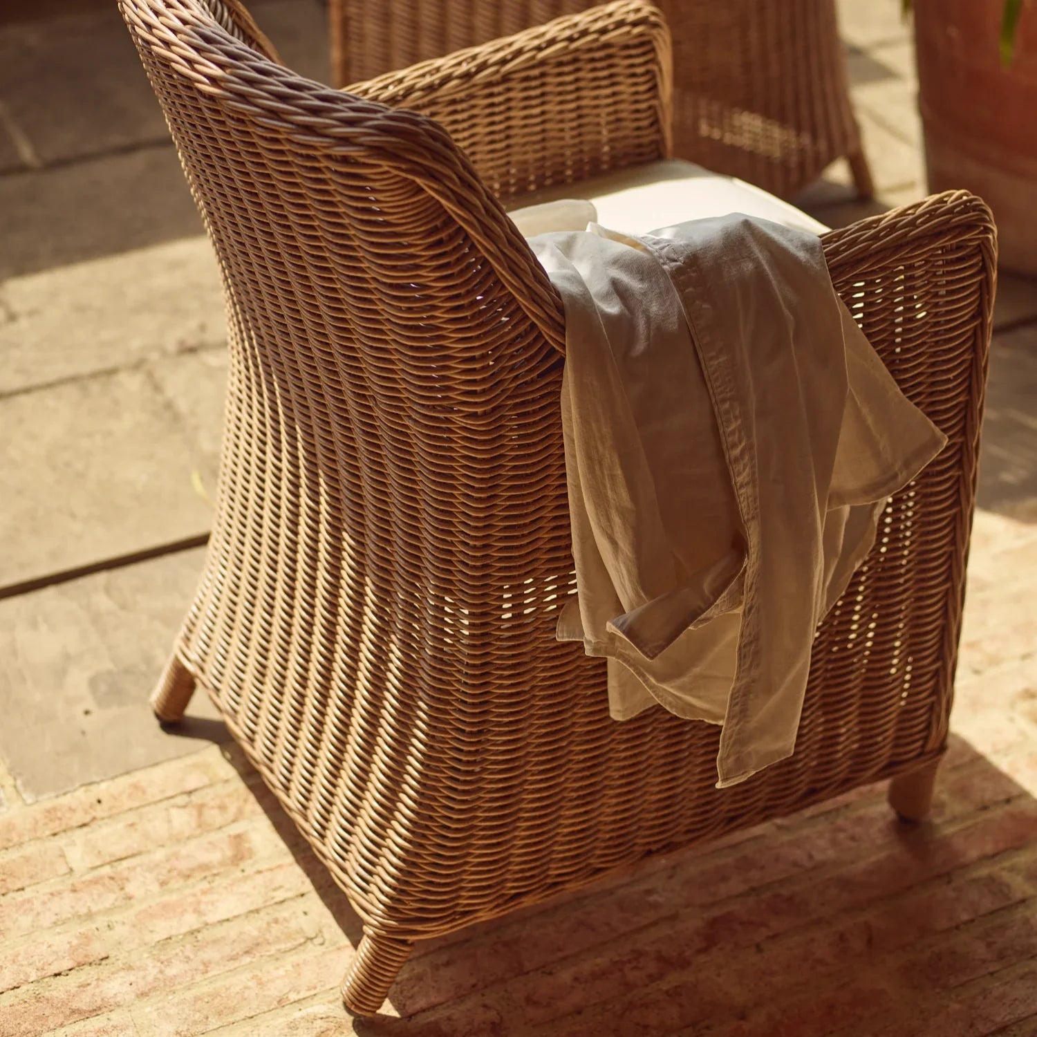 Neptune Seasonal_Garden_Outdoor sofas and relaxed chairs default Stanway 8 Seater Teak Garden Dining Table Set with Carver Chairs, Honey